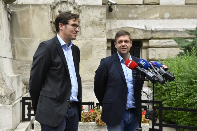 Az MSZP és a Párbeszéd vezetőjének sajtótájékoztatója a Kúria épülete előtt
