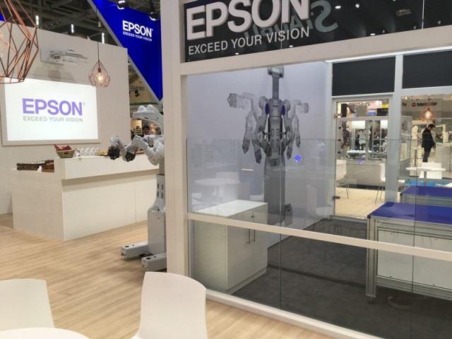Intelligens „látó, érző, gondolkodó, dolgozó” kétkarú robotot mutatott be az Epson (sajtófotó)