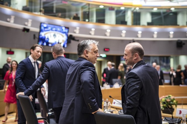 A Miniszterelnöki Sajtóiroda által közreadott képen Orbán Viktor miniszterelnök (b) Joseph Muscat máltai miniszterelnökkel beszélget az EU-tagországok állam- és kormányfőinek csúcstalálkozóján Brüsszelben 2018. június 28-án. MTI Fotó: Miniszterelnöki Sajtóiroda / Szecsődi Balázs
