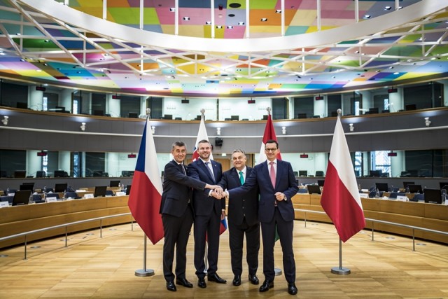 A Miniszterelnöki Sajtóiroda által közreadott képen a visegrádi országok (V4) kormányfői, Andrej Babis cseh, Peter Pellegrini szlovák, Orbán Viktor magyar és Mateusz Morawiecki lengyel miniszterelnök (b-j) az Európai Unió brüsszeli csúcstalálkozójának második napján 2018. június 29-én. MTI Fotó: Miniszterelnöki Sajtóiroda / Szecsődi Balázs