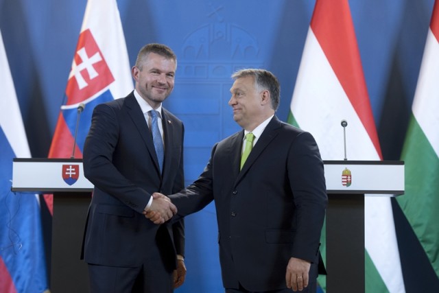 Orbán Viktor miniszterelnök (j) és Peter Pellegrini szlovák miniszterelnök kezet fog a találkozójukat követően tartott sajtótájékoztató végén az Országházban 2018. június 12-én. MTI Fotó: Koszticsák Szilárd