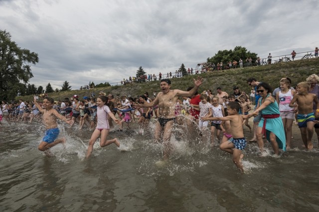A Nagy Ugrás elnevezésű program alkalmából tartott fürdőzés résztvevői a felsőgödi szabadstrandnál 2018. július 8-án. Ezen a napon Magyarország és Európa-szerte a Természetvédelmi Világalap (WWF) Nagy Ugrás kampányának keretében több mint 500 helyen százezrek ugrottak folyókba és más természetes vizekbe, hogy felhívják a figyelmet az éltető vizek fontosságára. MTI Fotó: Mónus Márton