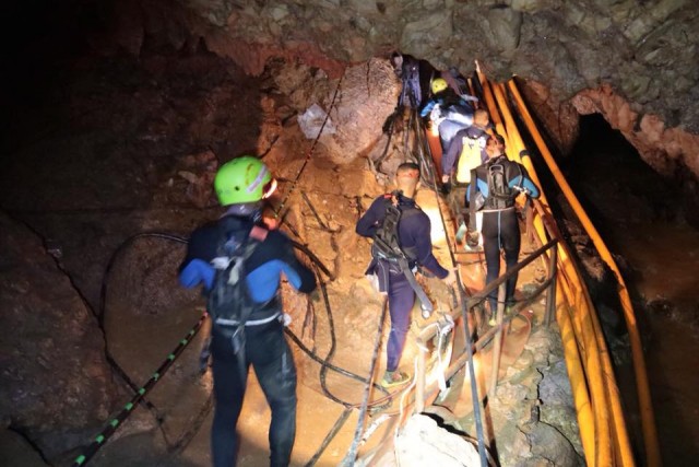 Megkezdték a barlangban rekedt, thai gyerekek kimentését 2018. 07. 08.