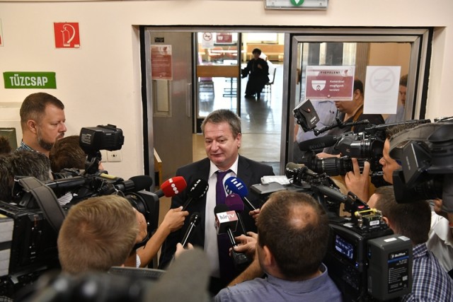 Az Európai Unió (EU) intézményei elleni kémkedéssel, valamint költségvetési csalással, hamis magánokirat felhasználásával vádolt Kovács Béla európai parlamenti képviselő, volt jobbikos politikus újságíróknak nyilatkozik az ellene és költségvetési csalás miatt megvádolt három társa ellen indult büntetőper tárgyalása előtt a Budapest Környéki Törvényszéken 2018. július 10-én. MTI Fotó: Szigetváry Zsolt