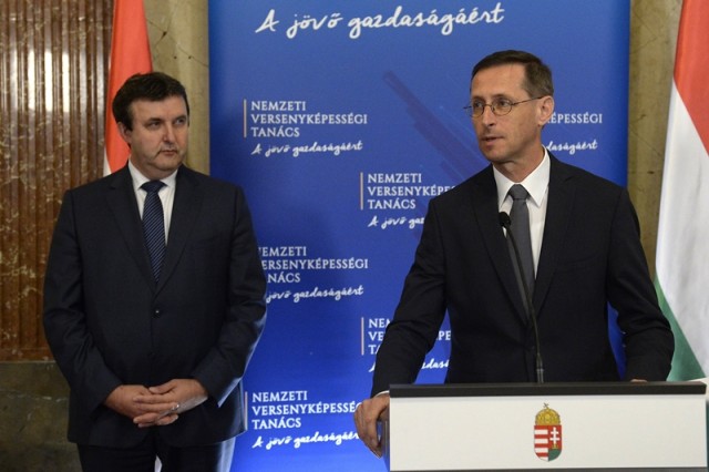 Varga Mihály pénzügyminiszter (j) beszél, mellette Palkovics László innovációs és technológiai miniszter a Nemzeti Versenyképességi Tanács ülése után tartott sajtótájékoztatón a Pénzügyminisztériumban 2018. július 10-én. MTI Fotó: Soós Lajos
