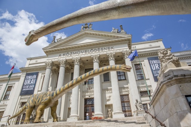 Dinoszauroszakat ábrázoló, eredeti méretű állatrekonstrukciók a szegedi Móra Ferenc Múzeum előtt 2018. július 10-én. Évmilliók urai - Élethű dinók Amerikából címmel kiállítás nyílik július 14-én a múzeumban, amelyen eredeti fosszíliákat, valós méretű csontváz- és állatrekonstrukciókat tekinthetnek meg az érdeklődők. MTI Fotó: Rosta Tibor