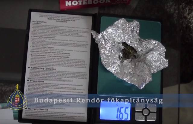 Rendőrnek adta ki magát négy férfi Budapesten, hogy marihuánához jusson