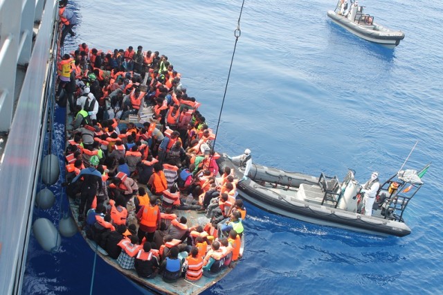 Migránsokat szállító hajó
