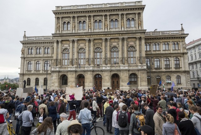 A Momentum Mozgalom Álljunk ki a tudásért! címmel, a tudományos élet függetlenségéért tartott tüntetésének résztvevői a Magyar Tudományos Akadémia (MTA) fővárosi székháza előtt 2018. június 22-én. MTI Fotó: Mohai Balázs
