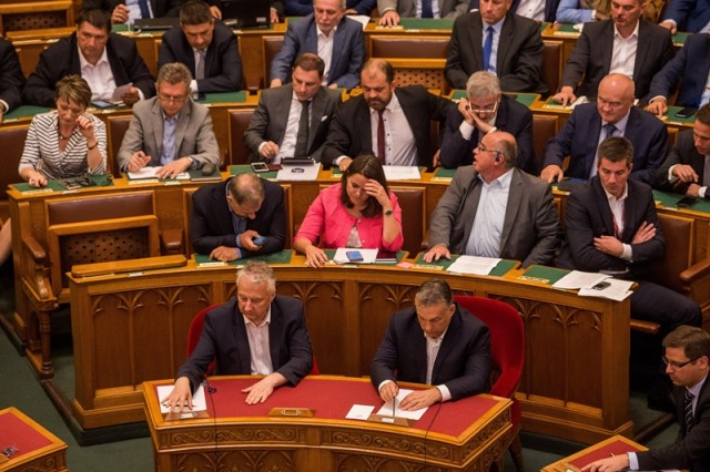 Semjén Zsolt miniszterelnök-helyettes, Orbán Viktor miniszterelnök és Gulyás Gergely Miniszterelnökséget vezető miniszter (első sor, b-j) szavaz az Országgyűlés plenáris ülésén 2018. július 20-án. MTI Fotó: Balogh Zoltán