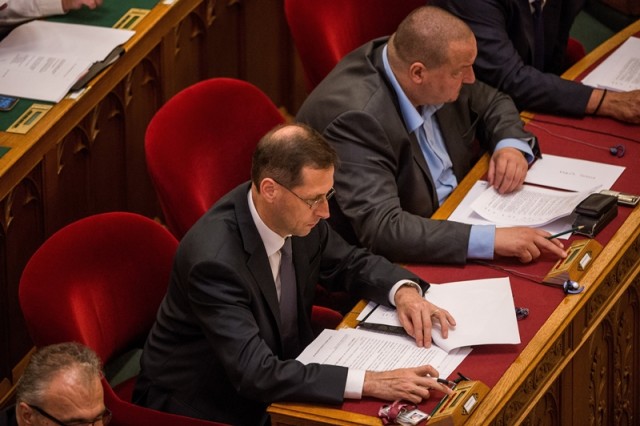 Varga Mihály pénzügyminiszter (b) és Németh Szilárd, a Honvédelmi Minisztérium parlamenti államtitkára szavaz az Országgyűlés plenáris ülésén 2018. július 20-án. MTI Fotó: Balogh Zoltán