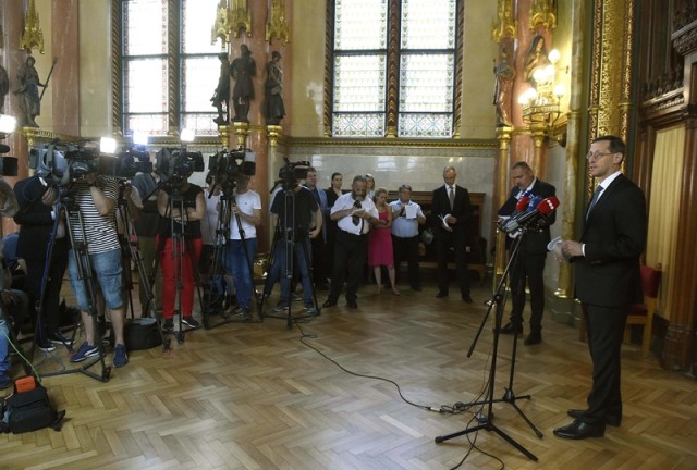 Varga Mihály pénzügyminiszter, gazdaságpolitikáért felelős miniszterelnök-helyettes sajtótájékoztatót tart a jövő évi költségvetés zárószavazását követően az Országház Kék társalgójában 2018. július 20-án. A 2019-es költségvetést 128 igen szavazattal, 56 nem ellenében fogadták el a képviselők. MTI Fotó: Bruzák Noémi