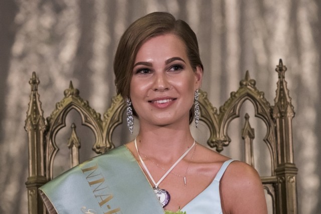 A 193. Anna-bál szépe a 26 éves, Mezőkovácsházáról származó, Budapesten élő Tóth Kinga Zoé a bálon a balatonfüredi Anna Grand Hotel dísztermében 2018. július 22-én. A zsűri a közönség által legszebbnek ítélt tizenhat lány közül választotta a bál szépévé Tóth Kinga Zoét. MTI Fotó: Mónus Márton