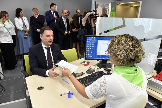 Átadták a kormányablakká alakított nyergesújfalui okmányirodát