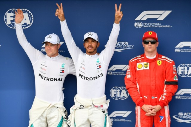 A címvédő és négyszeres világbajnok Lewis Hamilton, a Mercedes brit pilótája (k), balra a második helyezett finn csapattársa, Valtteri Bottas (b) és a harmadik helyezett Kimi Räikkönen, a Ferrari finn versenyzője a Forma-1-es autós gyorsasági világbajnokság Magyar Nagydíja időmérő edzésének eredményhirdetésén a mogyoródi Hungaroringen 2018. július 28-án. MTI Fotó: Czeglédi Zsolt
