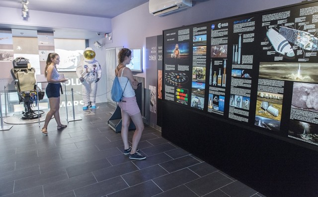 Érdeklődők a megújult bakonybéli Pannon Csillagda űrkutatást szemléltető kiállításán a megnyitó napján, 2018. július 31-én. A tárlaton a Hold- és a Mars-kutatásba is bepillantást nyerhetnek a látogatók. MTI Fotó: Krizsán Csaba