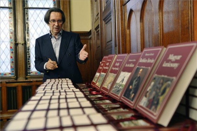 Budapest, 2013. szeptember 30. Kerényi Imre miniszterelnöki megbízott sajtótájékoztatót tart a Nemzeti Könyvtár legújabb köteteinek bemutatóján a Parlament Gobelin termében 2013. szeptember 30-án. - © MTI Fotó: Beliczay László