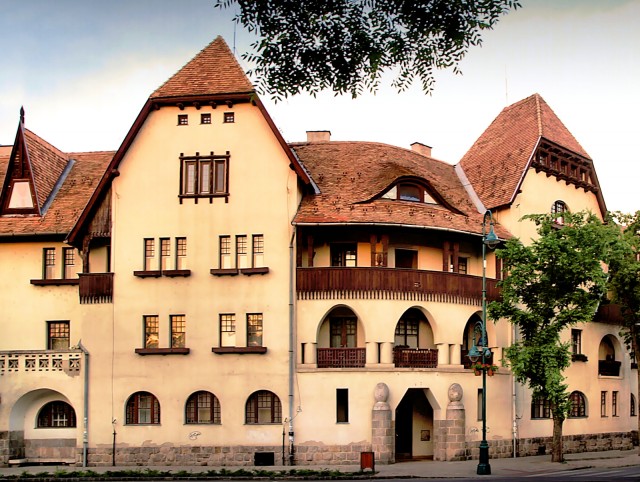 A szereplők többségének otthona, a képzeletbeli XXIV. kerületben található Mátyás király téren