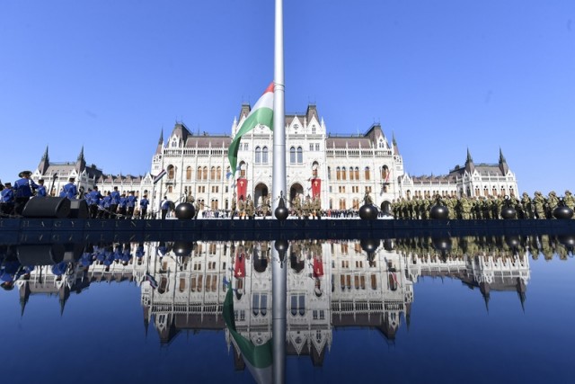 Felvonják a nemzeti lobogót az augusztus 20-i nemzeti ünnepen a budapesti Kossuth téren 2018. augusztus 20-án. MTI Fotó: Illyés Tibor