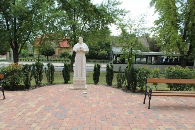 Megrongált szobor