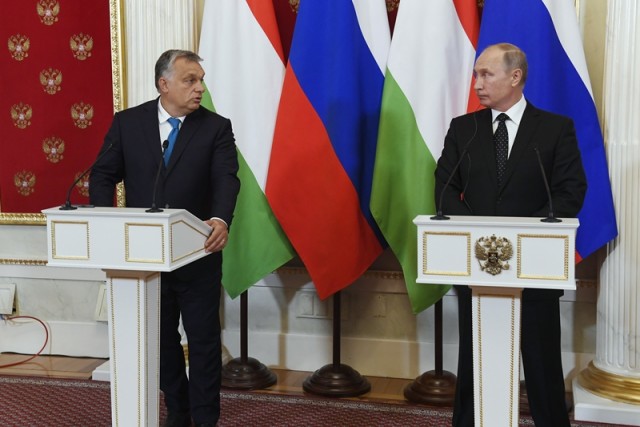 Vlagyimir Putyin orosz elnök (j) és Orbán Viktor miniszterelnök sajtótájékoztatót tart találkozójukat követően a moszkvai Kremlben 2018. szeptember 18-án. MTI Fotó: Koszticsák Szilárd
