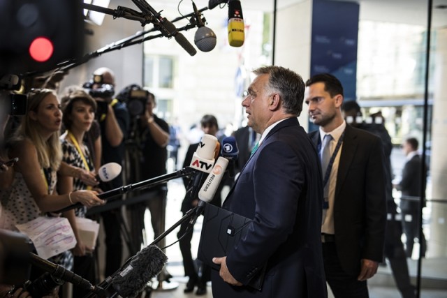 A Miniszterelnöki Sajtóiroda által közzétett képen az Európai Néppárt tanácskozására érkező Orbán Viktor miniszterelnök újságíróknak nyilatkozik az EU csúcstalálkozója előtt Salzburgban 2018. szeptember 19-én. Jobbra Havasi Bertalan, a Miniszterelnöki Sajtóirodát vezető helyettes államtitkár. MTI Fotó: Miniszterelnöki Sajtóiroda / Szecsődi Balázs