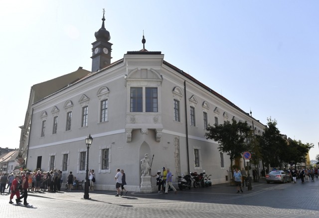 A „bölcs várban”, a Tudás Háza, az egykori budai óvárosháza felújított épülete az átadóünnepség napján 2018. szeptember 21-én. Az épületben egyebek mellett három doktori program, köztük a Széchenyi Egyetem angol nyelvű doktori iskolája, két alapítvány, könyvkiadó és érmekiállítás is helyet kapott. MTI Fotó: Illyés Tibor