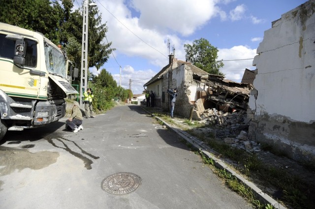 Családi házba hajtott egy betonkeverő teherautó Budafokon