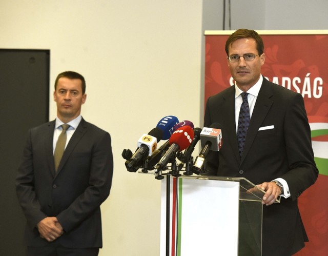 Gyöngyösi Márton, a Jobbik frakcióvezetője (j) beszél, a háttérben Sneider Tamás, a Jobbik elnöke a párt kongresszusáról tartott sajtótájékoztatón a budapesti Dürer Rendezvényházban 2018. szeptember 29-én. MTI Fotó: Bruzák Noémi