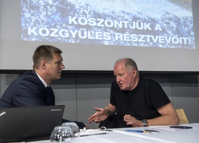 Vári Attila, a Magyar Vízilabda Szövetség újonnan megválasztott elnöke (b) és Kemény Dénes leköszönő elnök a szervezet tisztújító közgyűlésén a Duna Arénában 2018. szeptember 30-án. MTI Fotó: Szigetváry Zsolt