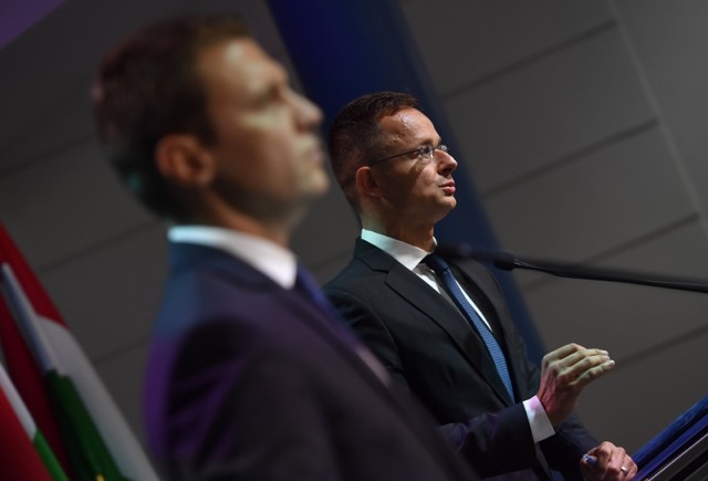 Szijjártó Péter külgazdasági és külügyminiszter sajtótájékoztatót tart a Sargentini-jelentés kapcsán a Miniszterelnöki Kabinetiroda Garibaldi utcai sajtótermében 2018. szeptember 12-én. Balra Menczer Tamás tájékoztatásért és Magyarország nemzetközi megjelenítéséért felelős államtitkár. Ezen a napon megszavazta a magyar jogállamisági helyzetről szóló különjelentést az Európai Parlament (EP), a plenáris ülésen 448 igen szavazattal, 197 ellenében, 48 tartózkodás mellett fogadták el a képviselők a dokumentumot. MTI Fotó: Illyés Tibor