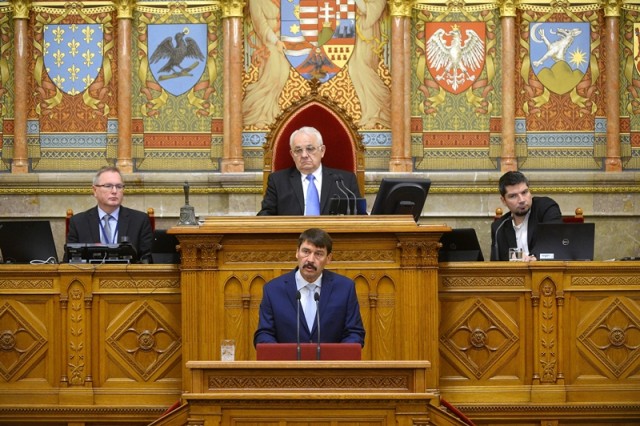 Áder János köztársasági elnök felszólal a 2017-2030 közötti időszakra vonatkozó, 2050-ig tartó időszakra kitekintést nyújtó második Nemzeti Éghajlatváltozási Stratégiáról szóló vitában az Országgyűlés plenáris ülésén 2018. október 2-án. Az államfő mögött Latorcai János, az Országgyűlés kereszténydemokrata alelnöke. MTI Fotó: Soós Lajos