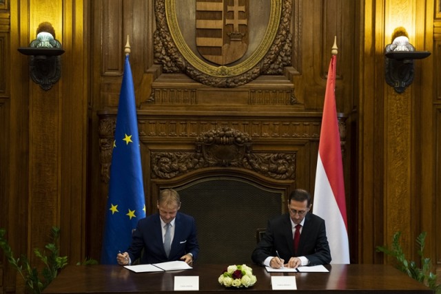 Varga Mihály pénzügyminiszter (j) és Vazil Hudák, az Európai Beruházási Bank (EIB), az EU finanszírozó bankjának szlovák alelnöke megállapodást ír alá Budapesten 2018. október 4-én. A kormány 225 millió euró (73 milliárd forint) értékű hitelszerződést kötött EIB-vel. MTI Fotó: Mónus Márton