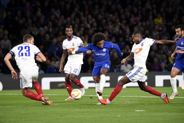 Willian Borges da Silva (k), valamint a fehérvári Juhász Roland, Stopira és Paulo Vinicius (b-j) a labdarúgó Európa-liga L csoportjában játszott Chelsea - Vidi FC mérkőzésen a londoni Stamford Bridge stadionban 2018. október 4-én. MTI Fotó: Koszticsák Szilárd