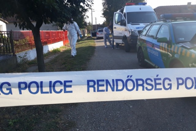 Rendőrök egy gyilkosság helyszínén