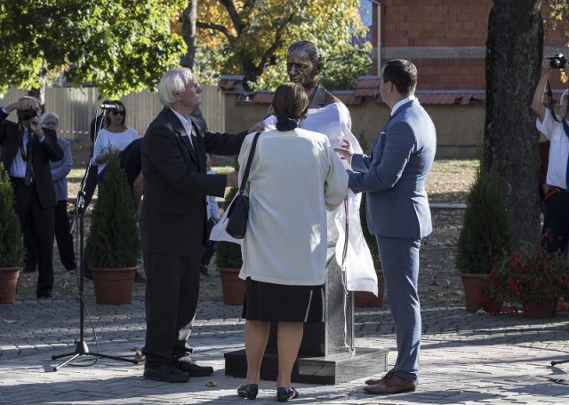 Felavatták Herczegh Géza jogtudós szobrát a szlovákiai Nagykaposon