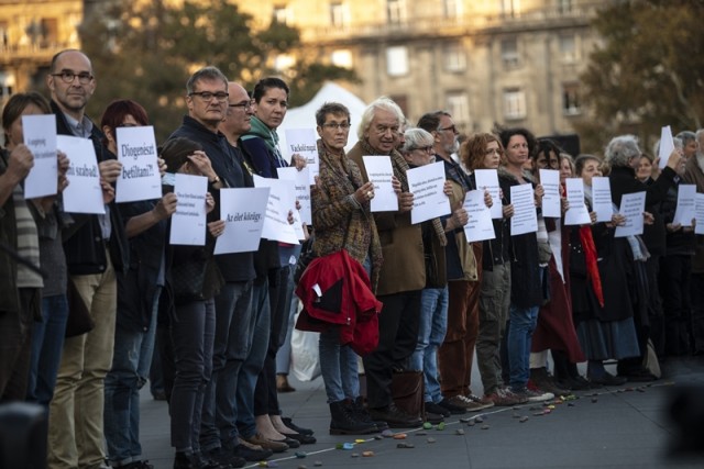 Résztvevők az Egy mondat. Kortárs írók a hajléktalanságban élők méltóságáért című, a Város Mindenkié csoport szervezésében megtartott demonstráción a Parlament előtti Kossuth Lajos téren 2018. október14-én. MTI Fotó: Szigetváry Zsolt