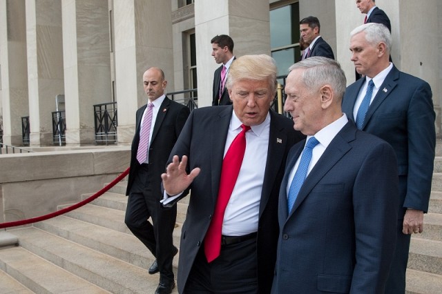 Donald Trump és James Mattis Mike Pence alelnök társaságában