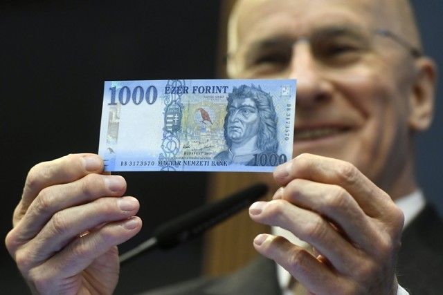 Gerhardt Ferenc, a Magyar Nemzeti Bank (MNB) alelnöke bemutatja az új, március elsejétől érvényes ezerforintos bankjegyet Budapesten, az MNB székházában tartott sajtótájékoztatón 2018. február 28-án. MTI Fotó: Koszticsák Szilárd