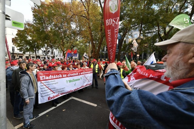 Szakszervezetek demonstrációja a cafeteria visszaállításáért