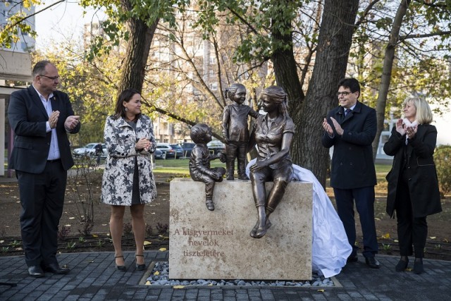 Szobrot avattak a kisgyermekeket nevelők tiszteletére Budapesten