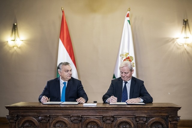 A Miniszterelnöki Sajtóiroda által közzétett képen Orbán Viktor miniszterelnök (b) és Tarlós István, a harmadik ciklusára készülő főpolgármester aláírja a főváros és a kormány együttműködéséről szóló, 15 pontból álló megállapodást a főváros napján, Budapest egyesítésének 145. évfordulója alkalmából tartott ünnepség előtt az Újvárosházán 2018. november 17-én. MTI/Miniszterelnöki Sajtóiroda/Szecsődi Balázs