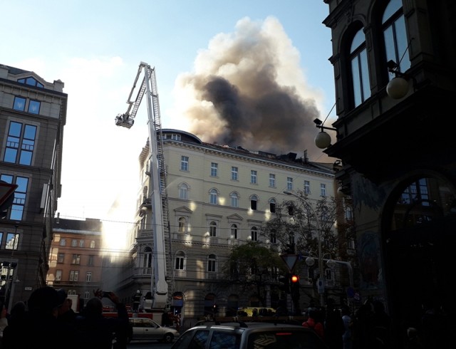 Füst gomolyog 2018. november 17-én Budapest VI. kerületében, a Teréz körúton, ahol mintegy kétszáz négyzetméteren ég egy négyemeletes épület tetőszerkezete. A tűzoltók megkezdték a lángok oltását. MTI/Kocsonya Zsófia