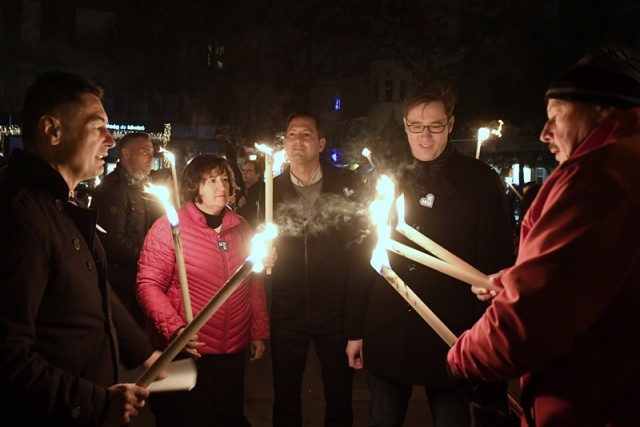 Horváth Csaba, az MSZP fővárosi képviselője, Gurmai Zita, az MSZP országos elnökségének tagja, Molnár Zsolt, az MSZP budapesti elnöke és Karácsony Gergely, a Párbeszéd társelnöke (b-j) 2018. november 17-én a Szabadság híd pesti hídfőjénél, ahol fáklyagyújtással és felvonulással emlékezett Budapest 145 évvel ezelőtti egyesítésére az MSZP és a Párbeszéd. MTI/Koszticsák Szilárd