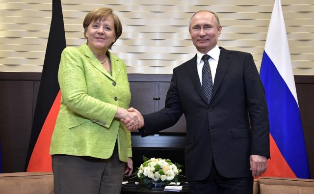 Angela Merkel német kancellár és Vlagyimir Putyin orosz elnök