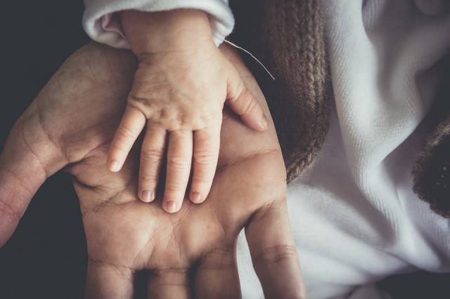 Nem kérhető díj a szülőtől, aki beteg gyereke mellett marad a kórházban