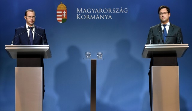 Gulyás Gergely, a Miniszterelnökséget vezető miniszter (j) és Hollik István kormányszóvivő a Kormányinfó sajtótájékoztatón a Miniszterelnöki Kabinetiroda Garibaldi utcai sajtótermében 2018. december 13-án. MTI/Illyés Tibor