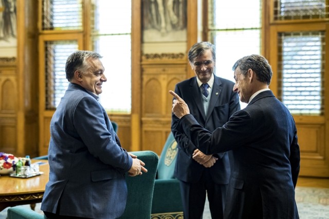 A Miniszterelnöki Sajtóiroda által közreadott képen Orbán Viktor miniszterelnök (b) fogadja Nicolas Sarkozy korábbi francia államfőt az Országházban 2018. december 15-én. MTI/Miniszterelnöki Sajtóiroda/Szecsődi Balázs