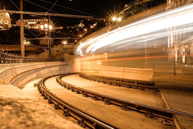 Kevesebb időt töltenek utazással az ingázók, mint a fővárosiak
