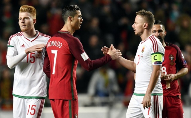 A portugál Cristiano Ronaldo (b2) és Dzsudzsák Balázs (j2) kezet fog, balra Kalmár Zsolt a Portugália - Magyarország labdarúgó világbajnoki selejtezőmérkőzés végén a lisszaboni Luz Stadionban 2017. március 25-én. A magyar labdarúgó-válogatott 3-0-ra kikapott. MTI Fotó: Illyés Tibor